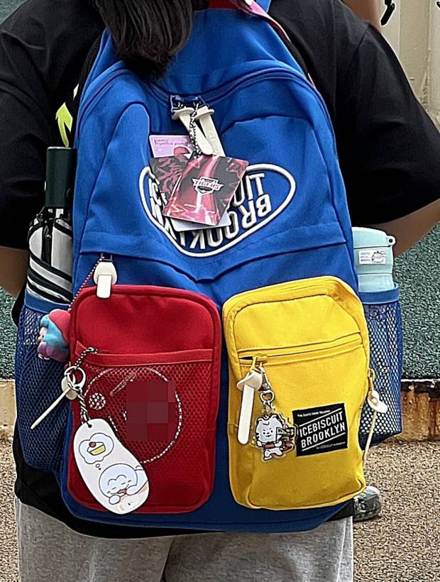 자녀의 등·하교 상황을 알려주는 ‘아이알리미’ 단말기와 단말기 확대 모습.