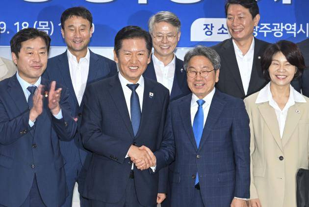 더불어민주당 정청래 대표가 18일 오전 광주시청에서 열린 더불어민주당-광주시 예산정책협의회에 참석해 강기정 광주시장과 악수하고 있다. /김진수 기자 jeans@kwangju.co.kr