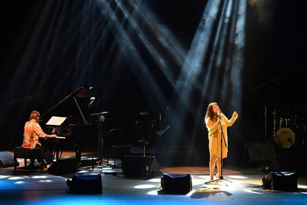 제16회 창원삼색재즈콘서트 무대에 선 도승은 보컬, 김은영 피아노 연주자. /김구연 기자