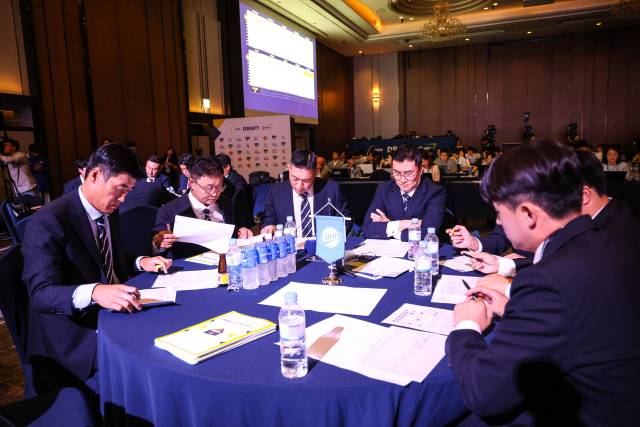 이종열 단장(가운데) 등 삼성 라이온즈 관계자들이 17일 서울에서 열린 2026 신인 드래프트에 참가, 자료를 살피고 있다. 삼성 제공