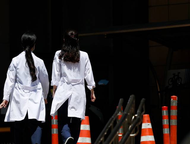 대구 한 대학병원에서 의료관계자들이 이동하고 있다. 연합뉴스