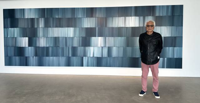 지난 9일 부산 해운대구 오케이앤피 부산에서 개막한 ‘A Certain Scenery’(어떤 풍경) 전시 오프닝에 참석한 심문섭 작가. 김은영 기자 key66@