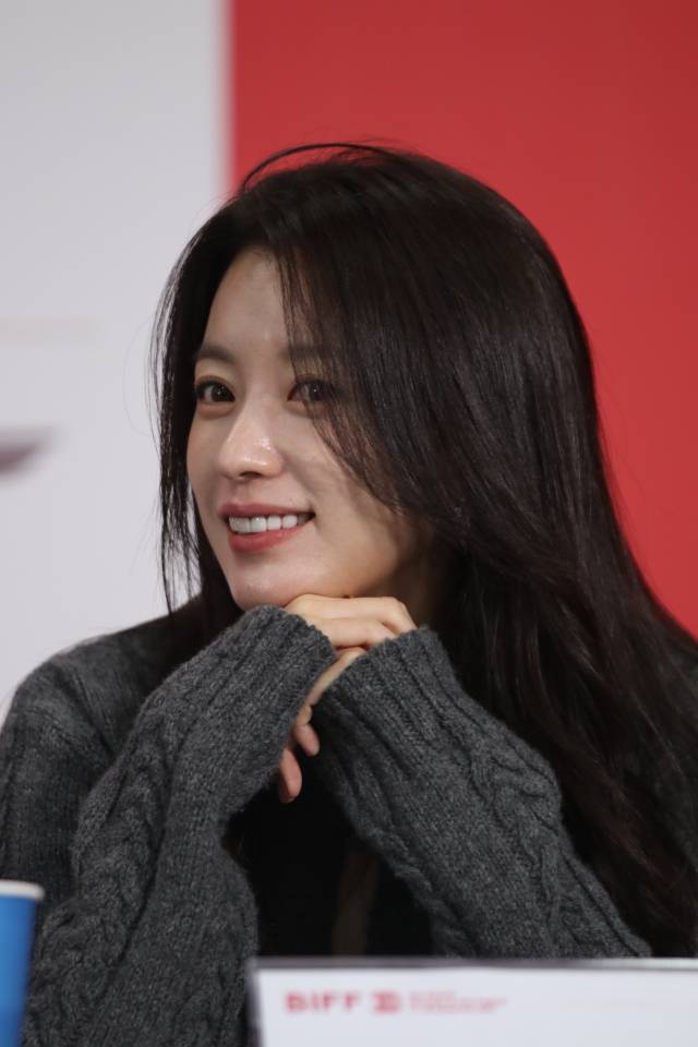 제30회 부산국제영화제 경쟁부문 심사위원에 선임된 한효주 배우가 18일 오전 열린 기자회견에 참석하고 있다. 정성운 인턴기자