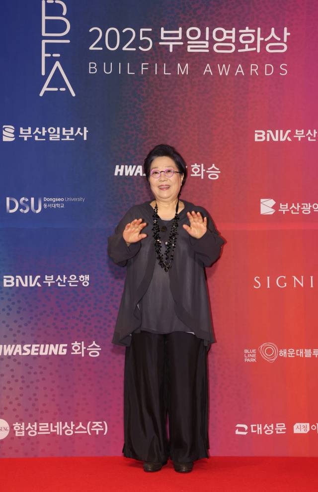 2025 부일영화상이 18일 오후 부산 해운대구 시그니엘 부산 그랜드볼룸에서 열렸다. 영화상에 참석한 배우 양희경이 포토월에서 포즈를 취하고 있다. 정종회 기자 jjh@