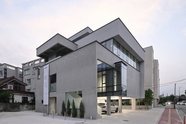 진주시 신안동에 위치한 ‘나불천가-PAC갤러리’ 전경./유근종/