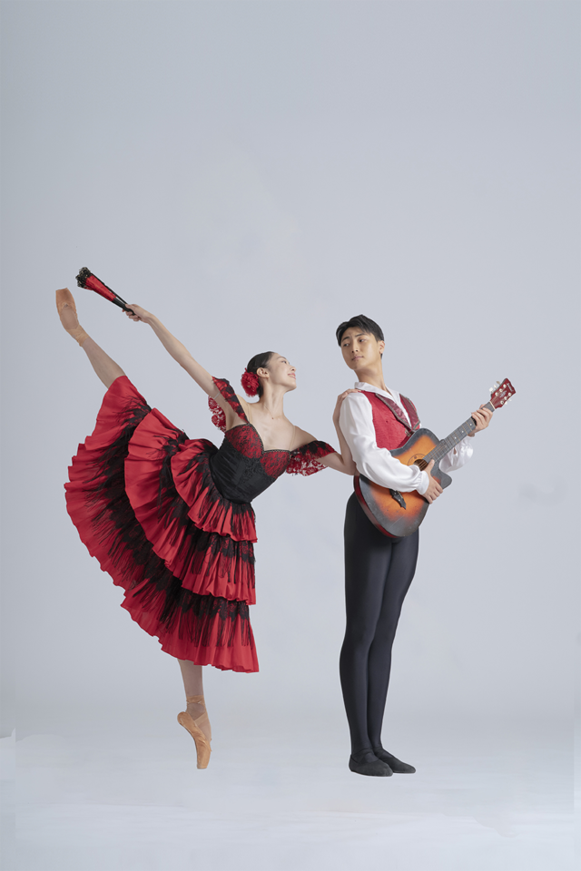 바질리오 역의 정용재 발레리노(오른쪽)와 키트리아 역의 최솔지 발레리나. 어울아트센터 제공