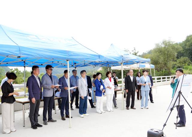 김천시의회 의원들이 아포 대성지를 방문, 관련부서장에게 공사현황 설명을 듣고 있다. 김천시의회 제공