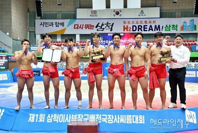 전국대회 단체전 첫 정상에 오른 제주 남녕고등학교 씨름단.