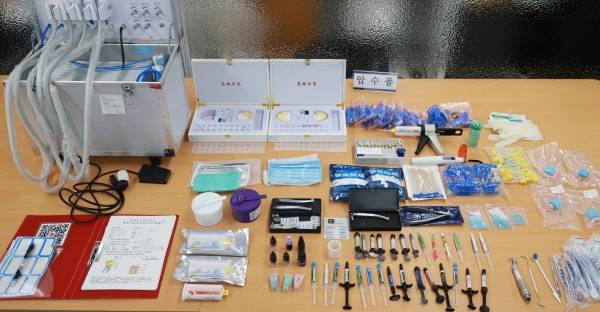 경찰이 압수한 치과 시술 행위에 사용한 의료기구.