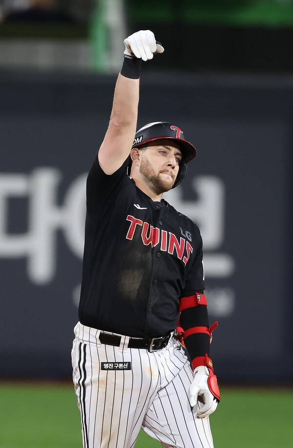 LG 오스틴 딘이 안타를 쳐낸 뒤 환호하고 있다. (사진=LG 트윈스)