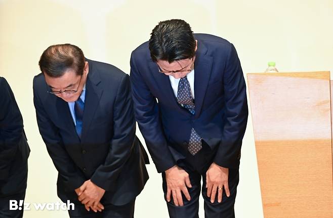 조좌진 롯데카드 대표이사 등 관계자들이 18일 서울 중구 부영태평빌딩에서 해킹 사고로 인한 고객 정보 유출사태에 대해 대고객 사과를 하고 있다./사진=이명근 기자 qwe123@