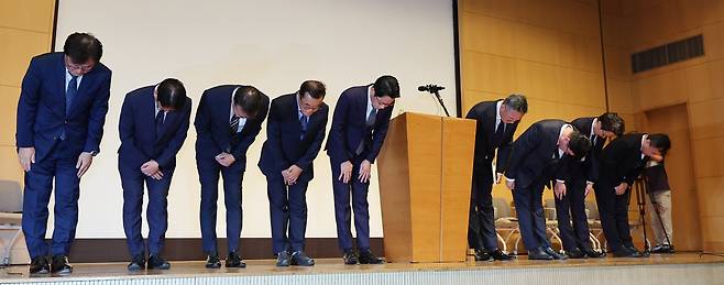 조좌진 롯데카드 대표이사(가운데)가 18일 서울 중구 부영태평빌딩 컨벤션홀에서 열린 언론 브리핑에서 롯데카드 대규모 해킹 사고 관련 대국민 사과를 하고 있다. 사진=뉴스1