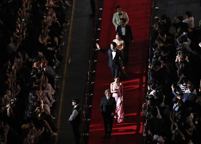 영화 ‘어쩔수가없다’의 박찬욱 감독과 배우 손예진, 박희순, 염혜란, 이성민, 이병헌이 17일 오후 부산 해운대구 영화의전당에서 열린 ‘제30회 부산국제영화제(BIFF)’ 개막식에서 레드카펫에 입장하고 있다.