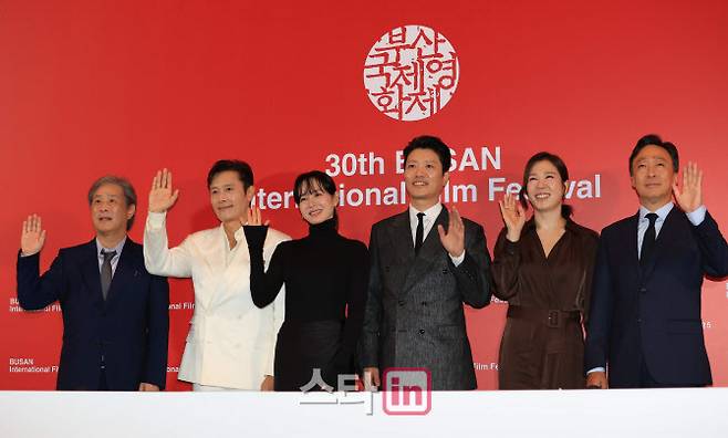 박찬욱 감독(왼쪽부터), 배우 이병헌, 손예진, 박휘순, 염혜란, 이성민이 17일 부산 해운대구 영화의전당에서 제30회 부산국제영화제(BIFF) 개막작 ‘어쩔수가없다’ 기자회견에 참석, 포즈를 취하고 있다.(사진=노진환 기자)