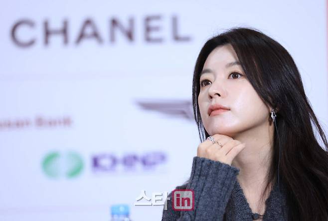 [이데일리 스타in 노진환 기자] 배우 한효주가 18일 부산 해운대구 우동 영화의전당에서 열린 제30회 부산국제영화제 경쟁 심사위원 기자회견에 참석해 참석자들의 발언을 듣고 있다.