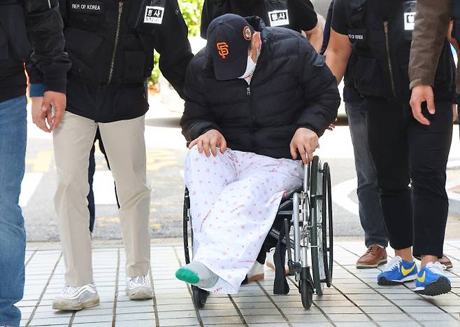 인천 한 공원에서 사실혼 관계인 50대 여성을 흉기로 살해하고 달아났다가 경찰특공대와 대치하던 중 검거된 50대 남성 A씨가 지난 4월 24일 구속 전 피의자 심문(영장실질심사)을 받기 위해 인천 미추홀구 인천지방법원에 출석하고 있다. (사진=연합뉴스)