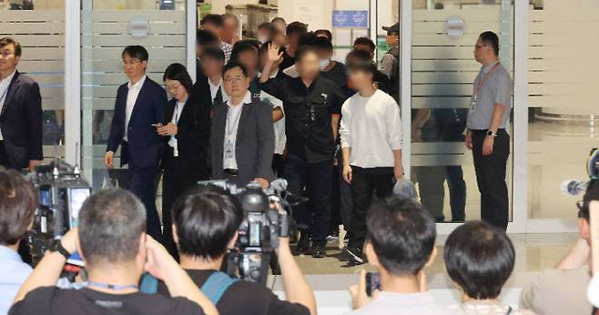 미국 이민당국에 의해 조지아주에 구금됐던 한국인 근로자들이 12일 영종도 인천국제공항 제2여객터미널 입국장을 나서고 있다. (사진=연합뉴스)
