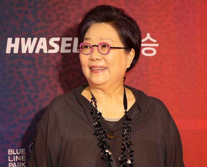 배우 양희경이 18일 오후 부산 해운대구 시그니엘 부산에서 열린 ‘2025 부일영화상’ 레드카펫 행사에 참석해 포즈를 취하고 있다.(사진=뉴스1)