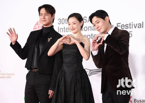 17일 오후 부산 해운대구 우동 영화의 전당에서 30회 부산국제영화제(BIFF) 개막식이 열렸다. 배우 고경표, 위지원, 류경수가 참석해 포즈를 취하고 있다. 부산=박세완 엔터뉴스팀 기자 park.sewan@jtbc.co.kr