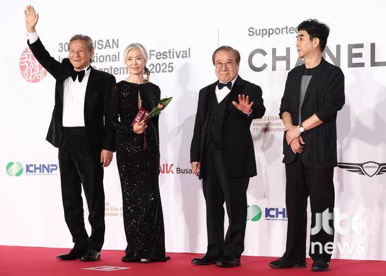 17일 오후 부산 해운대구 우동 영화의 전당에서 30회 부산국제영화제(BIFF) 개막식이 열렸다. 배우 박근형, 예수정, 장용이 참석해 포즈를 취하고 있다. 부산=박세완 엔터뉴스팀 기자 park.sewan@jtbc.co.kr