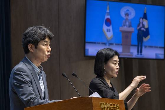 '계엄 당시 국정원 인력 파견 및 조사팀 구성 검토' 확인 회견하는 윤건영 의원   (서울=연합뉴스) 황광모 기자 = 더불어민주당 윤건영 의원이 8일 국회에서 '12.3 계엄 당시 국정원 인력 파견 및 조사팀 구성 검토 확인' 회견을 하고 있다.   윤 의원은 "12월 3일 계엄 당일, 국가정보원이 계엄사 및 합수부에 인력 파견 방안을 검토하고, 조사팀 구성 및 활동 계획을 세웠던 사실이 뒤늦게 확인'됐다며 "이는 명백한 계엄 동조이며, 관련자들에게 대한 수사기관의 철저한 수사가 필요하다"고 밝혔다. 2025.9.8   hkmpooh@yna.co.kr (끝)  〈저작권자(c) 연합뉴스, 무단 전재-재배포, AI 학습 및 활용 금지〉