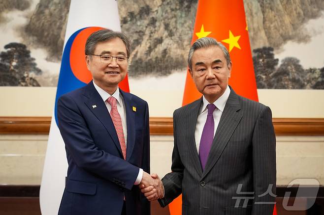 조현 외교부 장관이 17일(현지시간) 오후 베이징 댜오위타이에서 열린 한·중 외교장관회담에서 왕이 중국공산당 외사판공실 주임 겸 외교부장과 악수를 하고 있다. (외교부 제공. 재판매 및 DB금지) 2025.9.17/뉴스1 ⓒ News1 김민지 기자