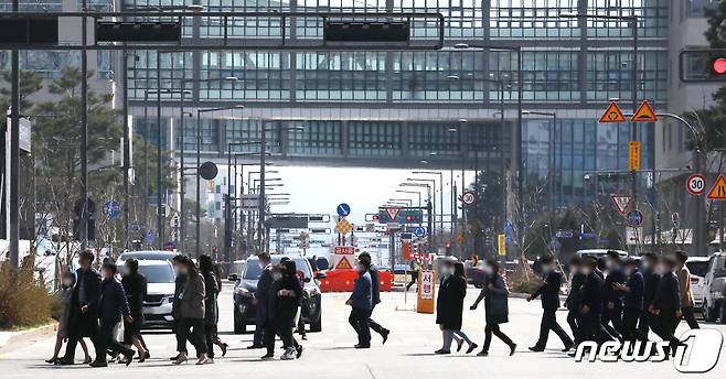 세종시 어진동 정부세종청사에서 점심시간에 맞춰 공무원들이 인근 식당가로 이동하고 있다. 뉴스1 ⓒ News1 장수영 기자