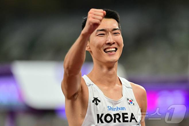 16일 일본 도쿄 국립경기장에서 열린 2025 도쿄 세계육상선수권대회 남자 높이뛰기 결선에서 은메달을 딴 우상혁이 기뻐하고 있다. ⓒ AFP=뉴스1