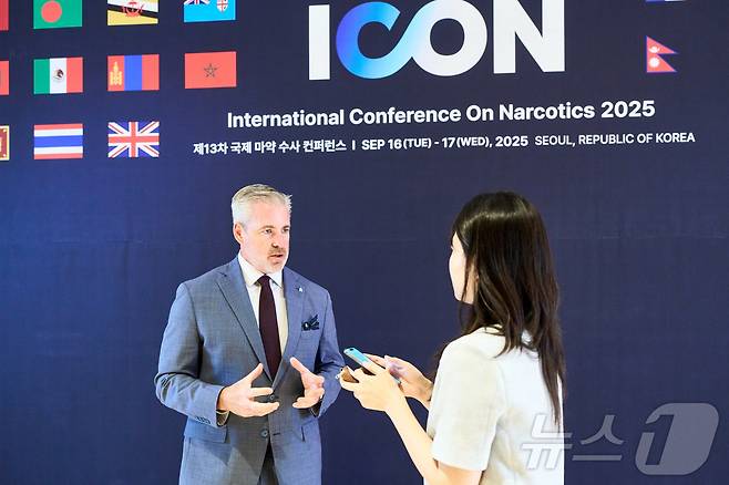 데이비드 카운터 인터폴 조직-신흥범죄 국장이 17일 서울 코트야드바이메리어트 보타닉파크에서 열린 '국제 마약수사 콘퍼런스(ICON)'를 마치고 뉴스1과의 인터뷰에 응하고 있다. (경찰청 제공. 재판매 및 DB 금지) ⓒ News1 송송이 기자