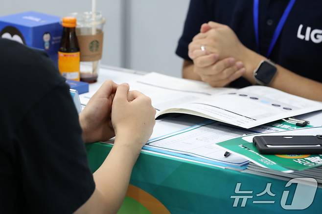 사진은 취업준비생들이 업체 관계자와 취업상담을 하는 모습. <자료사진>.ⓒ News1 공정식 기자