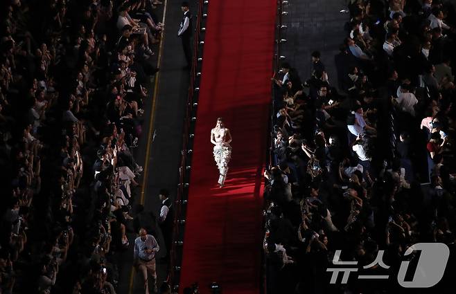 블랙핑크 리사가 17일 오후 부산 해운대구 영화의전당에서 열린 제30회 부산국제영화제(BIFF) 개막식에 참석해 레드카펫을 밟으며 입장하고 있다.  ⓒ News1 윤일지 기자