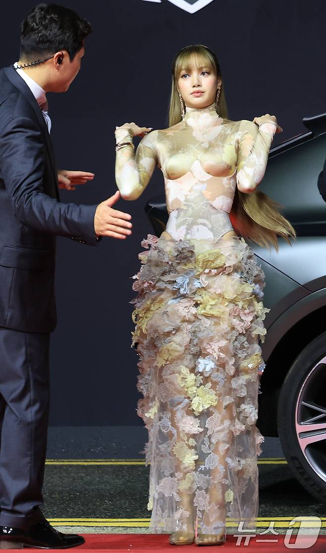 블랙핑크 리사가 17일 오후 부산 해운대구 영화의전당에서 열린 ‘제30회 부산국제영화제’(BIFF) 개막식에 참석하고 있다. ⓒ News1 권현진 기자