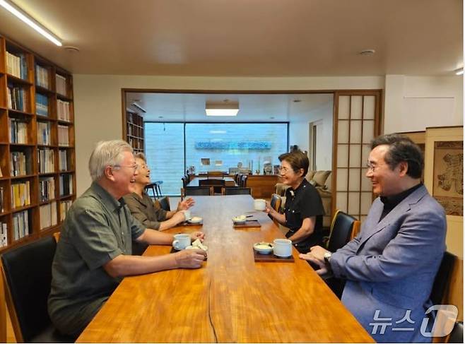 이낙연 전 국무총리 부부가 지난 주 문재인 전 대통령 사저를 찾아 환담을 나누는 모습. (SNS 갈무리) ⓒ 뉴스1