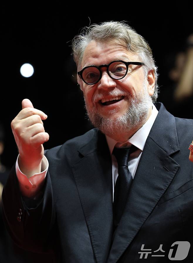 기예르모 델 토로 감독이 17일 오후 17일 오후 부산 해운대구 영화의전당에서 열린 ‘제30회 부산국제영화제’(BIFF) 개막식에 참석해 레드카펫을 밟으며 하트를 그리고 있다. 2025.9.17/뉴스1 ⓒ News1 권현진 기자