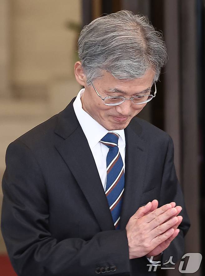 조희대 대법원장이 17일 오후 서울 서초구 대법원 청사를 나서고 있다. 조 대법원장은 이날 한덕수 전 국무총리와 이재명 대통령의 공직선거법 위반 사건 처리를 논의했다는 의혹을 전면 부인했다. 2025.9.17/뉴스1 ⓒ News1 김성진 기자