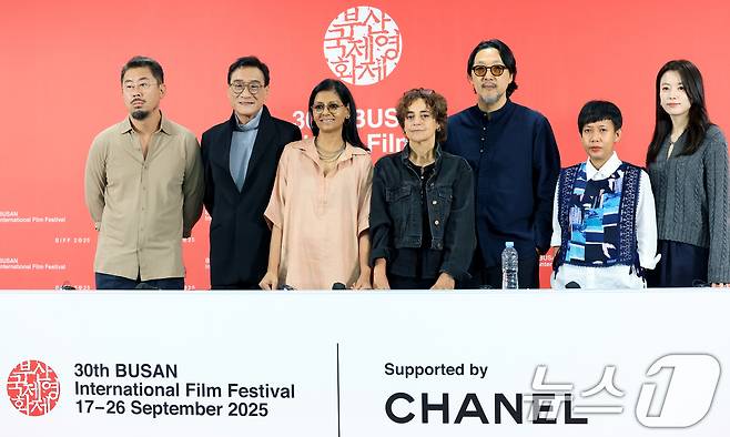 나홍진 감독(왼쪽부터)과 배우 양가휘, 난디타 다스 감독, 마르지예 메쉬키니 감독, 코고나다 감독, 율리아 에비나 바하라 프로듀서, 배우 한효주가 18일 부산 해운대구 영화의전당에서 진행된 제30회 부산국제영화제 경쟁 심사위원 기자회견에 참석해 포즈를 취하고 있다. 2025.9.18/뉴스1 ⓒ News1 권현진 기자