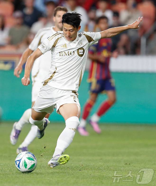 손흥민이 18일(한국시간)미국 유타주 솔트레이크시티 아메리카 퍼스트 필드에서 열린 레알 솔트레이크와의 2025 MLS 원정 경기에서 골을 노리고 있다. ⓒ AFP=뉴스1