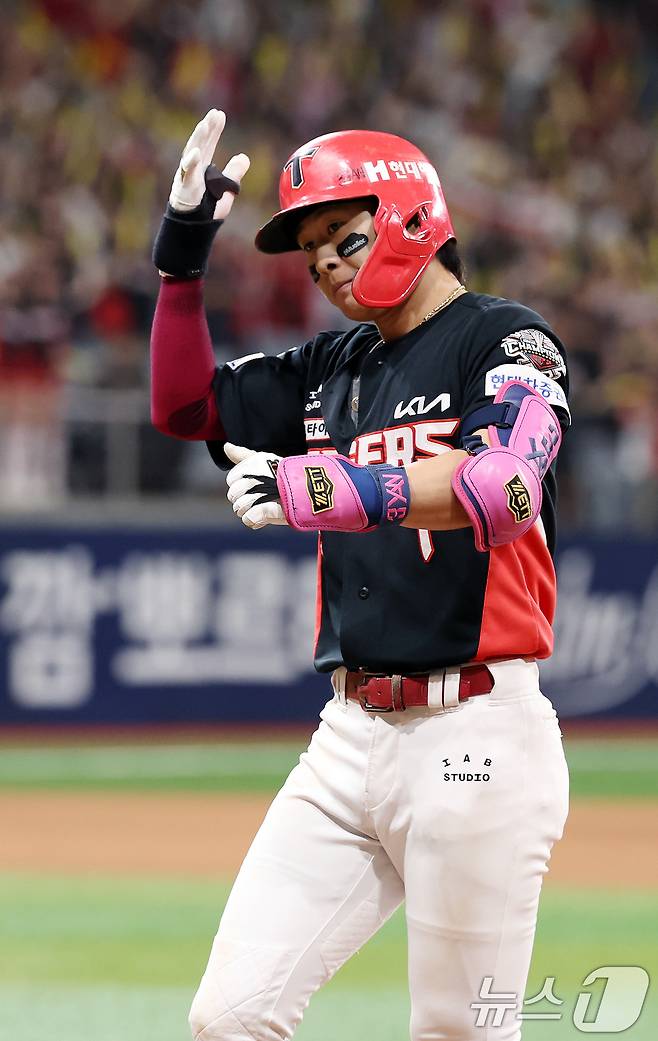 25일 오후 서울 구로구 고척스카이돔에서 열린 프로야구 '2025 신한 SOL뱅크 KBO 리그' KIA와 키움의 경기, 9회초 무사 만루 찬스 때 KIA 박찬호가 1타점 적시타를 때려낸 뒤 기뻐하고 있다. 2025.6.25/뉴스1 ⓒ News1 이동해 기자