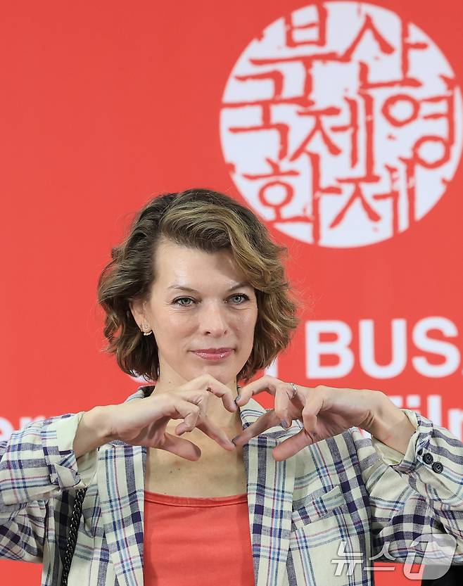 배우 밀라 요보비치가 18일 부산 해운대구 영화의전당에서 열린 제30회 부산국제영화제(BIFF) ‘프로텍터’ 기자간담회에 참석해 포즈를 취하고 있다. 2025.9.18/뉴스1 ⓒ News1 권현진 기자