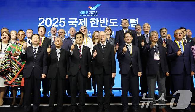 정동영 통일부 장관과 마이클 샌델 미국 하버드대 교수 및 참석자들이 18일 오전 서울 종로구 포시즌스 호텔에서 열린 2025 국제한반도포럼에서 기념 촬영을 하고 있다. 2025.9.18/뉴스1 ⓒ News1 임세영 기자