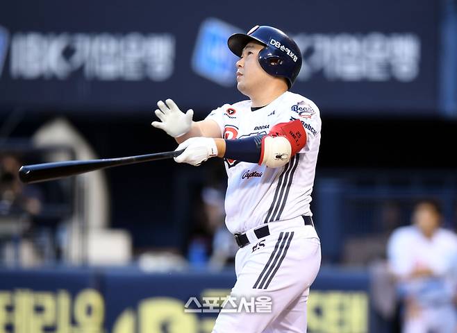 두산 양의지가 서울 잠실구장에서 열린 2025 KBO리그 삼성과 경기에서 타격 후 타구를 바라보고 있다. 잠실 | 최승섭기자 thunder@sportsseoul.com