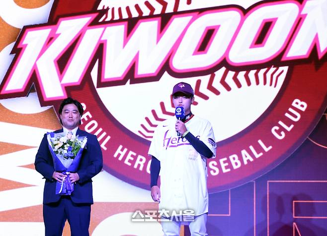 천안 북일고 박준현이 17일 서울 송파구 롯데호텔 월드에서 열린 2026 KBO 리그 신인드래프트에서 1라운드 1순위로 키움에 지명된 후 소감을 밝히고 있다. 사진 | 최승섭 기자 thunder@sportsseoul.com