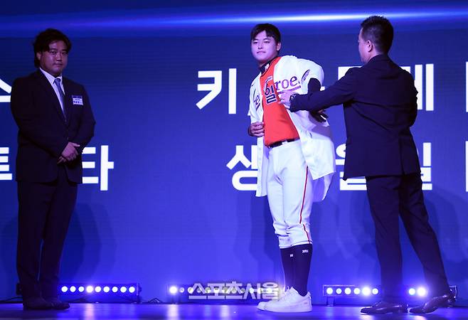 천안 북일고 박준현이 17일 서울 송파구 롯데호텔 월드에서 열린 2026 KBO 리그 신인드래프트에서 1라운드 1순위로 키움에 지명된 후 키움 유니폼을 입고 있다. 사진 | 최승섭 기자 thunder@sportsseoul.com