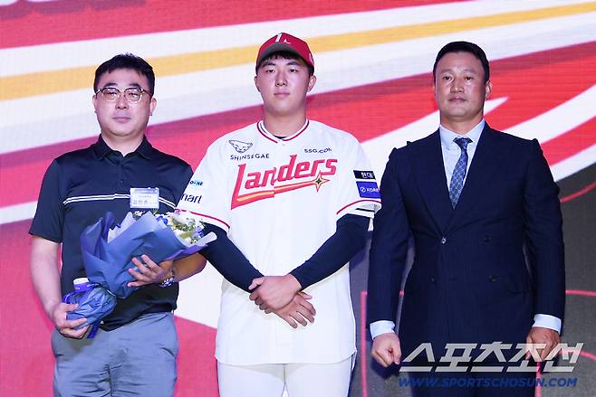 2026 KBO 신인 드래프트가 17일 서울 롯데호텔월드에서 열렸다. SSG에 1라운드 지명된 대구고 김민준이 기념촬영을 하고 있다. 잠실=박재만 기자 pjm@sportschosun.com/2025.09.17/
