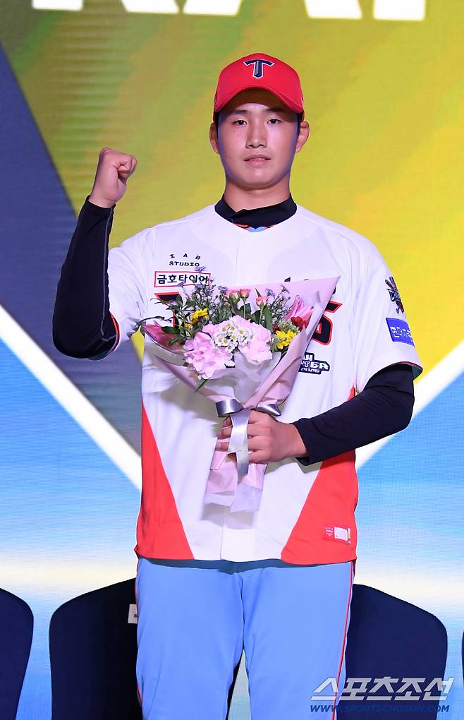 2026 KBO 신인 드래프트가 17일 서울 롯데호텔월드에서 열렸다. KIA에 지명된 광남고BC 김현수가 기념촬영을 하고 있다. 잠실=박재만 기자 pjm@sportschosun.com/2025.09.17/