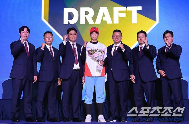 2026 KBO 신인 드래프트가 17일 서울 롯데호텔월드에서 열렸다. KIA에 지명된 광남고BC 김현수가 기념촬영을 하고 있다. 잠실=박재만 기자 pjm@sportschosun.com/2025.09.17/