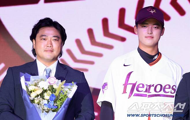 2026 KBO 신인 드래프트가 17일 서울 롯데호텔월드에서 열렸다. 키움에 1라운드 지명된 북일고 박준현이 기념촬영을 하고 있다. 잠실=박재만 기자 pjm@sportschosun.com/2025.09.17/