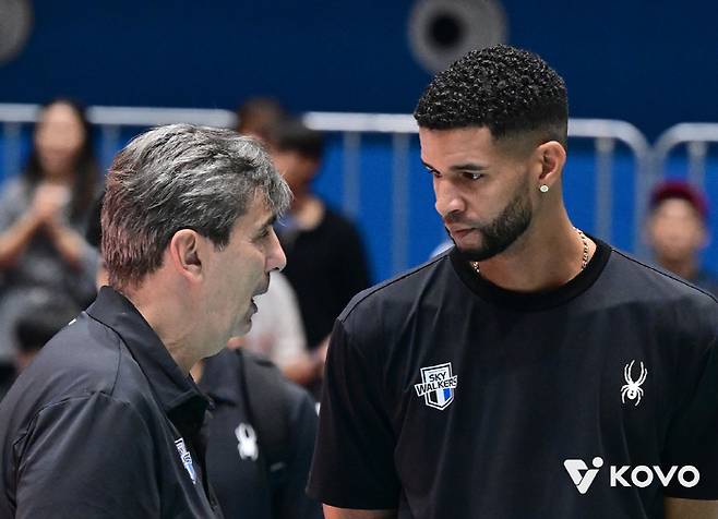 블랑 감독과 레오. 사진=KOVO