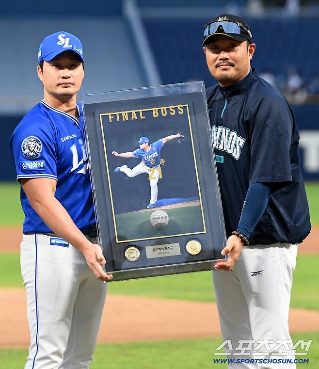18일 창원NC파크에서 열린 삼성과 NC의 경기, 경기 전 진행된 삼성 오승환의 은퇴투어 행사에서 오승환이 이호준 감독에게 선물을 받고 있다. 창원=허상욱 기자wook@sportschosun.com/2025.09.18/