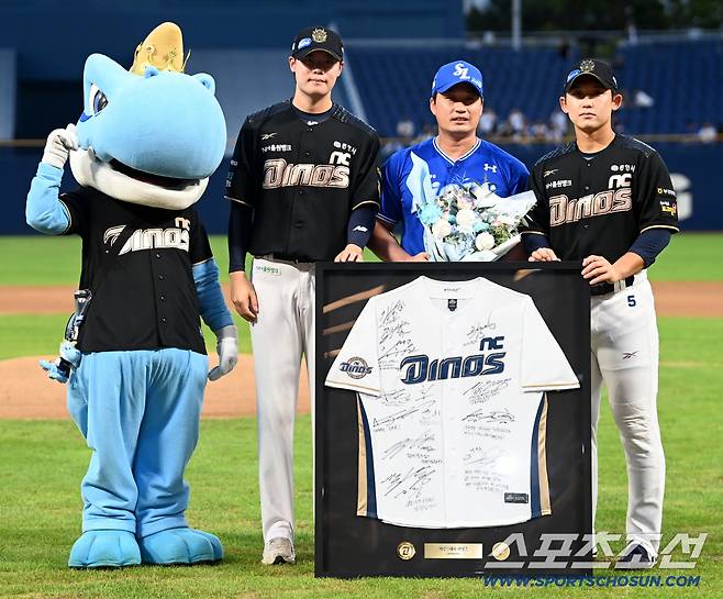 18일 창원NC파크에서 열린 삼성과 NC의 경기, 경기 전 진행된 삼성 오승환의 은퇴투어 행사에서 오승환이 김영규, 서호철과 기념촬영을 하고 있다. 창원=허상욱 기자wook@sportschosun.com/2025.09.18/